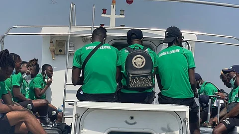 بالفيديو.. مهاجم سيراليون يخطف الأضواء قبل أمم أفريقيا بسبب «زوجته»