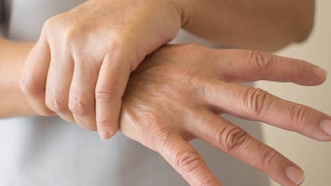 أعراض مرض باركنسون تؤثر على القيام بالأعمال اليومية