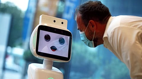 روبوت صيني يقرأ أفكار زميل العمل بنسبة 96%