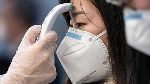 فتاة تأخذ مسحة اختبار فيروس كورونا