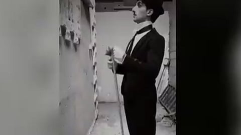 شاب سعودي يجسد تشارلي شابلن