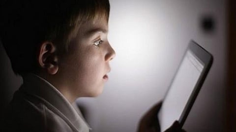 أضرار ناجمة عن كثرة استخدام الهواتف الذكية للأطفال