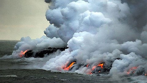 ثوران بركان تحت الماء