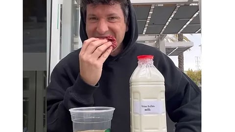 رجل يأكل اللحم النيئ