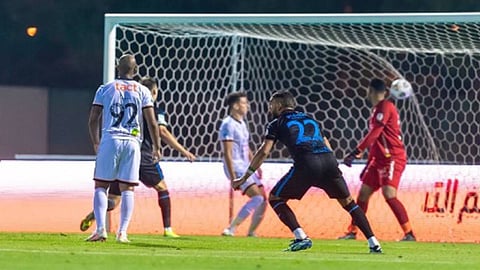 قمة مرتقبة بين الشباب والفتح