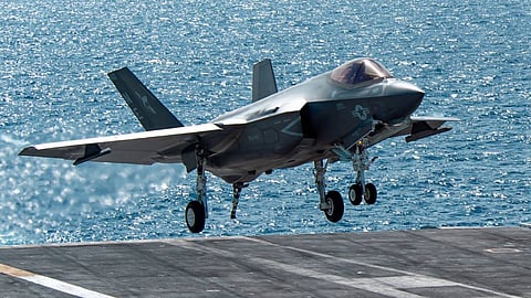 تحطم طائرة عسكرية أثناء هبوطها على حاملة طائرات