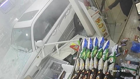 مركبة تقتحم محلًا