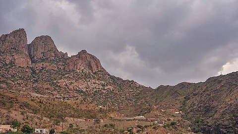 جبلا شدا بالباحة .. تكوينات طبيعية فريدة