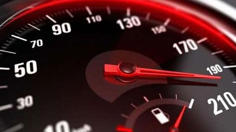 المرور : تجنب مخاطر السرعة بالتقيّد بالسرعات المحددة على الطريق