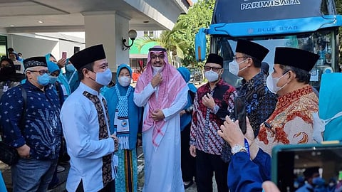 سفارة المملكة في إندونيسيا تودع 420 معتمرا