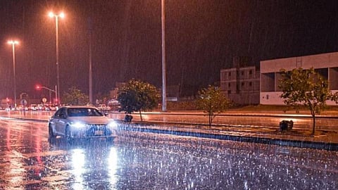 أمطار غزيرة تهطل على الرياض
