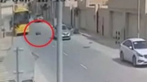 اصطدام سيارة مسرعة بطفلة