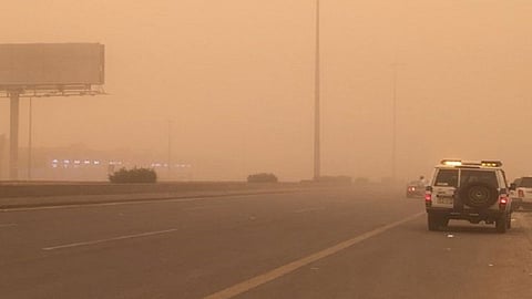 رياح سطحية وأتربة