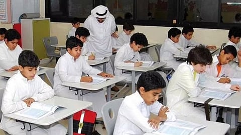 طلاب يدرسون بعد العودة الحضورية للدراسة