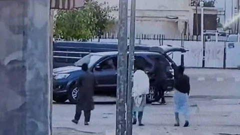 لصان يسرقان مركبة رجل مسن