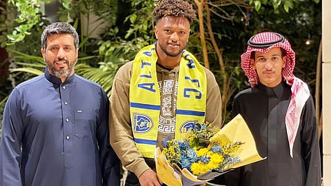 زي لويس لدى وصوله القصيم