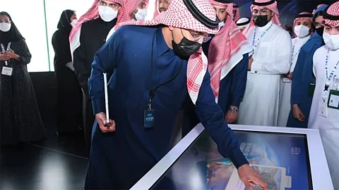 وزيرا المالية والاتصالات وتقنية المعلومات يدشنان خدمة التعاقد الرقمي عبر منصة «اعتماد»