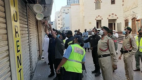 إنقاذ شاب سقط داخل لوحة إعلانية في دبي