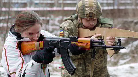 الرئيس الأوكراني يدعو المواطنين لحمل السلاح والدفاع عن بلادهم