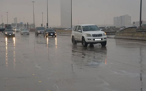 رياح وأتربة وأمطار على بعض المناطق