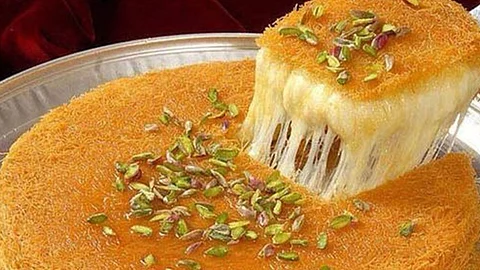 تناول الحلويات