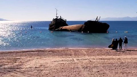 الباخرة اليونانية في بحر حقل