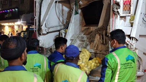 إغلاق 4 عربات «فود ترك» مخالفة ومصادرة 2 طن موادَّ غذائية فاسدة بمكة