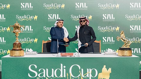 جانب من توقيع عقد الرعاية بين نادي الفروسية وسال السعودية