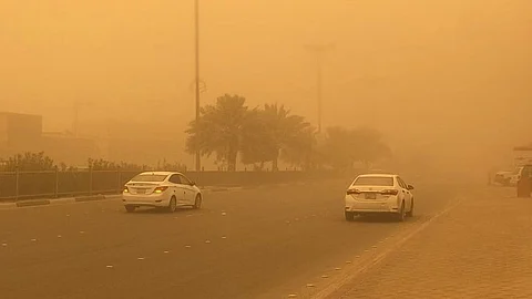 أتربة وغبار على مناطق بالمملكة. (أرشيفية)