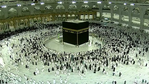 تجمع المعتمرين حول الكعبة