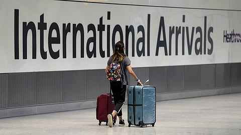 بريطانيا تسمح بدخول المسافرين المطعمين