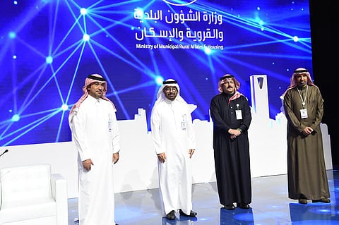 وزير الإسكان يكرّم دار وإعمار