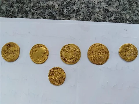 العثور على عملات ذهبية داخل أمتعة راكبة في مطار بألمانيا