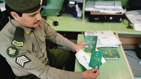 هل يمكن دخول المملكة بزيارة عائلية إذا خرجت منذ سنة؟ الجوازات تجيب