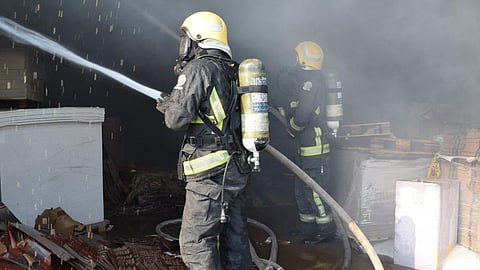 إخماد حريق اندلع في مستودع بحي الفيصلية