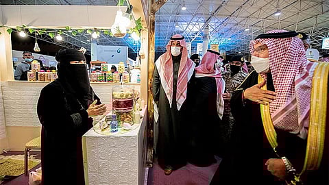 بالصور.. أمير القصيم يزور مهرجان الكليجا ويؤكد على دعم وتمكين الأسر المنتجة