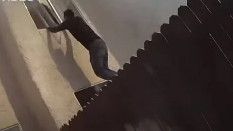 شاب أنقذ طفلين
