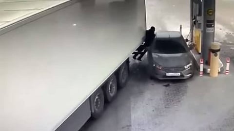 انزلاق شخص بين شاحنة ومركبته في محطة وقود