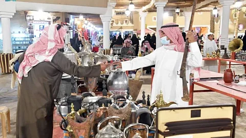 سعر القطعة يصل إلى 3000 ريال.. مزاد للقطع والمقتنيات الأثرية في عنيزة