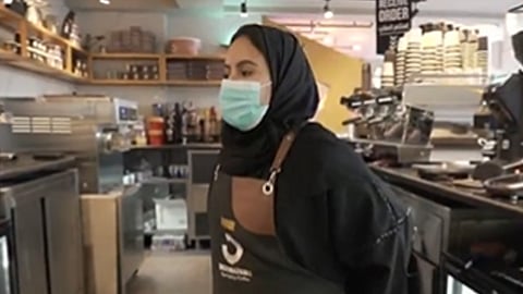 فتاة سعودية تعمل كباريستا