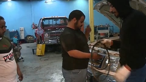 كفيفان يصلحان السيارات