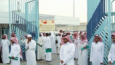 خريجون يتقدمون إلى وظائف