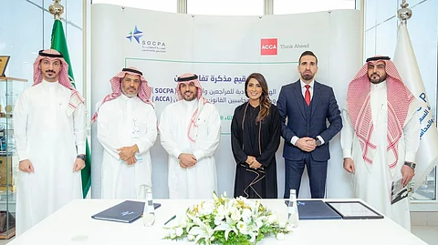جانب من توقيع الشراكة المهنية بين الهيئة السعودية للمراجعين والمحاسبين وجمعية المحاسبين القانونيين المعتمدين البريطانية (ACCA)