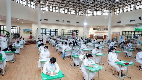 طلاب يؤدون الاختبارات