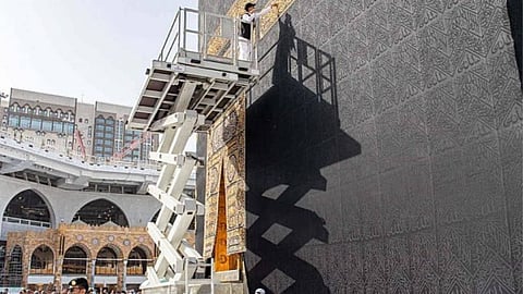 تنفيذ الصيانة الدورية لثوب الكعبة المشرفة