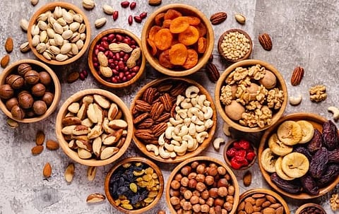 مكسرات وفواكه مجففة