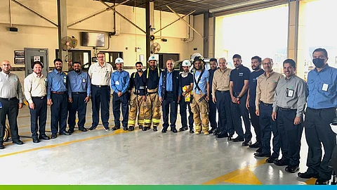 اجتماع رئيس شركة أرامكو بأفراد فريق العمل بمحطة جدة