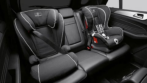 مقعد الطفل بالسيارة