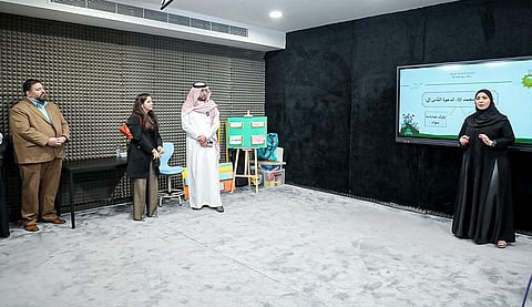 المسؤول الإقليمي لمكتب وبرامج اللغة الإنجليزية الأمريكية خلال زيارته مدرسة البث الفضائي