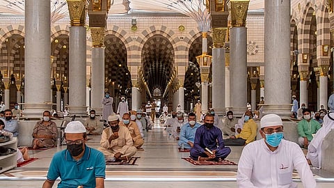 مصلون في المسجد النبوي